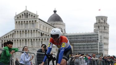 Lidl-Trek's Dutch rider Daan Hoole finishes the 10th stage of the 108th Giro d'Italia cycling race of 28.6kms individual time-trial from Lucca to Pisa on May 20, 2025. 
Luca Bettini / AFP