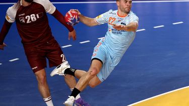 Netherlands' centre back #22 Luc Steins (R) takes a shot in front of Qatar's right winger #23 Allaedine Berrached (L) during the IHF Men's Handball World Championship Main Round II match between Qatar and The Netherlands at the Arena Varazdin in Varazdin on January 21, 2025. 
Anne-Christine POUJOULAT / AFP