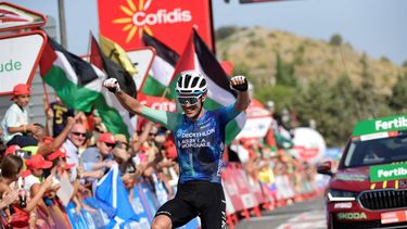 Team Décathlon-AG2R La Mondiale's Ben O'Connor celebrates crossing the finish line in first place at the end of the stage 6 of La Vuelta a Espana cycling tour, a 185.5 km race between Jerez de la Frontera and Yunquera, on August 22, 2024.   
CRISTINA QUICLER / AFP
