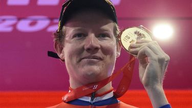 Lidl-Trek's Dutch rider Daan Hoole celebrates on the podium after winning the 10th stage of the 108th Giro d'Italia cycling race of 28.6kms individual time-trial from Lucca to Pisa on May 20, 2025. 
Luca Bettini / AFP