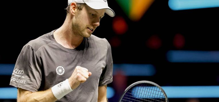 ROTTERDAM - Botic van de Zandschulp (Nederland) in actie tegen Stefanos Tsitsipas (Griekenland) op de vierde dag van het ABN AMRO tennistoernooi in Ahoy Rotterdam. BAS CZERWINSKI / ANP