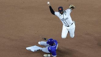 epa12802204 Nicaragua first baseman Emanuel Trujillo (L) is caught stealing second base by Team Netherlands Second Baseman Ozzie Albies during the 2026 World Baseball game between Nicaragua and Netherlands at loanDepot park baseball stadium in Miami, Florida, USA, 07 March 2026.  EPA/CRISTOBAL HERRERA-ULASHKEVICH
