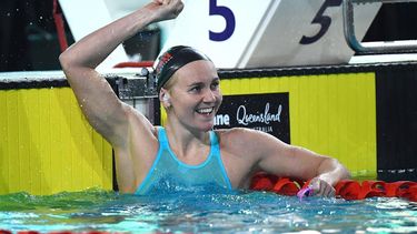 epa11405347 Ariarne Titmus of Australia celebrates winning her Women's 200m Freestyle event and setting a new world record, during the 2024 Australian Swimming Trials in Brisbane, Australia, 12 June 2024. Titmus broke the 200m Fresstyle world record at the trials on 12 June 2024, establishing a new world record of 1:52.23 min.  EPA/JONO SEARLE AUSTRALIA AND NEW ZEALAND OUT