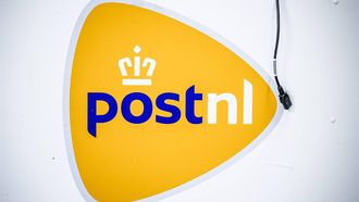 2017-11-29 10:29:33 NIEUWEGEIN - Medewerkers van PostNL sorteren pakketjes in het pakkettensorteercentrum. De periode rond Sinterklaas is een van de drukste periodes van het jaar. ANP FREEK VAN DEN BERGH