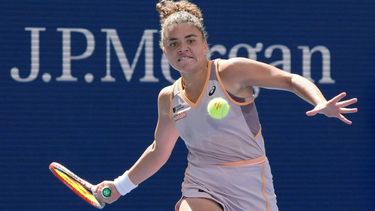 Italy's Jasmine Paolini plays a return to Czech Republic's Karolina Muchova during their women's singles round of 16 match on day eight of the US Open tennis tournament at the USTA Billie Jean King National Tennis Center in New York City, on September 2, 2024. 
TIMOTHY A. CLARY / AFP