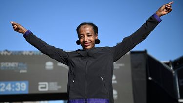 epa12338627 Sifan Hassan of the Netherlands poses for photos after winning the women's 2025 Sydney Marathon in Sydney, Australia, 31 August 2025.  EPA/BIANCA DE MARCHI AUSTRALIA AND NEW ZEALAND OUT  EDITORIAL USE ONLY EDITORIAL USE ONLY