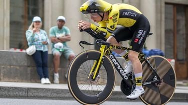 Great Britain's Matthew Brennan rides during the fifth stage of the Tour of Romandie UCI cycling World tour, 17.1 km loop from the start to the finish in Geneva on May 4, 2025. 
Fabrice COFFRINI / AFP
