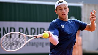 epa11379941 Tallon Griekspoor of the Netherlands in action during his Men's Singles 2nd round match against Luciano Darderi of Italy during the French Open Grand Slam tennis tournament at Roland Garros in Paris, France, 30 May 2024.  EPA/CAROLINE BLUMBERG