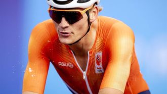 PARIJS - Mathieu van der Poel baalt na afloop van de wegrace wielrennen op de Olympische Spelen. ANP ROBIN VAN LONKHUIJSEN