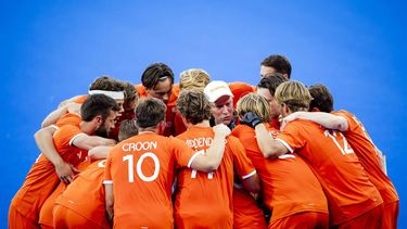 PARIJS - Nederlandse hockeyers worden toegesproken door coach Jeroen Delmee tijdens de finale tegen Duitsland op de Olympische Spelen. ANP REMKO DE WAAL