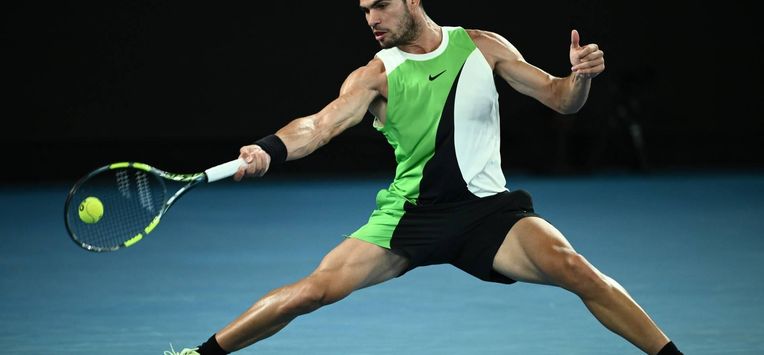 epa12684495 Carlos Alcaraz of Spain in action during his Men's Singles quarter-finals match against Alex de Minaur of Australia at the Australian Open tennnis tournament in Melbourne, 27 January 2026.  EPA/JOEL CARRETT  AUSTRALIA AND NEW ZEALAND OUT