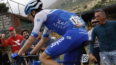 Team Jayco's Dutch rider Jan Maas climbs the Puerto de la Cruz Verde pass during the stage 20 of the 2023 La Vuelta cycling tour of Spain, a 207,8 km race between Manzanares el Real and Guadarrama, on September 16, 2023. 
OSCAR DEL POZO / AFP