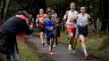 BERGEN - De kopgroep met Richard Douma (2e r) van de mannen in actie tijdens het Nederlands kampioenschap tien kilometer hardlopen. ANP ROBIN VAN LONKHUIJSEN