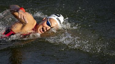 PARIJS - Sharon van Rouwendaal tijdens het openwaterzwemmen in de Seine tijdens de Olympische Spelen. ANP ROBIN VAN LONKHUIJSEN