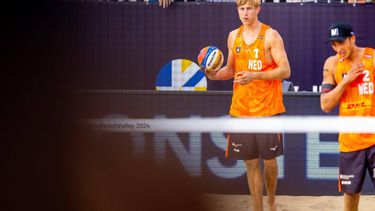 DEN HAAG - Steven van de Velde en Matthew Immers tijdens de poulefase van het EK Beachvolleybal 2024. In drie Nederlandse steden wordt gestreden om de Europese titel. ANP IRIS VAN DEN BROEK