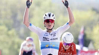 epa12907193 Dutch cyclist Demi Vollering of FDJ - Suez celebrates winning the Fleche Wallonne Women one-day cycling classic over 148.2km in Huy, Belgium, 22 April 2026.  EPA/OLIVIER MATTHYS