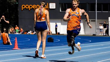 ARNHEM - Joël de Jong tijdens de training van de Paralympische atletiekploeg voor Parijs. Veertien Nederlandse atleten komen in actie tijdens deze 17e editie van de Paralympische Spelen. ANP ROB ENGELAAR