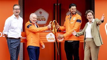 PARIJS - Joop Zoetemelk en Kiran Badloe tijdens de officiële openingsceremonie van het TeamNL Huis. ANP ROBIN VAN LONKHUIJSEN