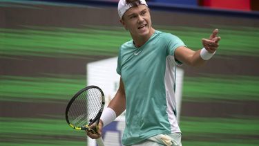 2023-10-06 15:06:35 epa10903076 Holger Rune of Denmark gestures as he plays against Brandon Nakashima of USA during their match at the Shanghai Masters tennis tournament, Shanghai, China, 06 October 2023.  EPA/ANDRES MARTINEZ CASARES