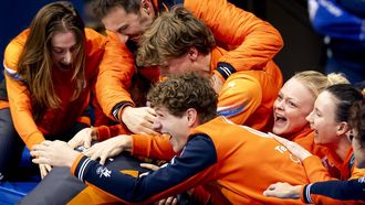 MILAAN - Jens van ’t Wout met Zoe Deltrap, bondscoach Niels Kerstholt en zijn broer Melle van 't Wout  na het winnen van de finale 1.500 meter bij het shorttrack schaatsen in de Milano Ice Skating Arena op de Olympische Winterspelen van Milaan. ROBIN VAN LONKHUIJSEN / ANP