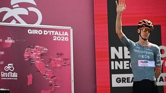 epa13004075 Dutch rider Thymen Arensman of Netcompany Ineos Cycling team, on the podium before the start of the 20th stage of the Giro d'Italia, over 199 km from Gemona del Friuli to Piancavallo, Italy, 30 May 2026.  EPA/LUCA ZENNARO