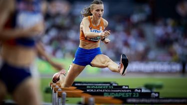 2023-08-21 19:15:43 BOEDAPEST - Femke Bol in actie op de 400 meter horden tijdens de derde dag van de wereldkampioenschappen atletiek. ANP ROBIN VAN LONKHUIJSEN