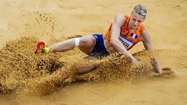 PARIJS - Anouk Vetter in actie op het onderdeel verspringen van de zevenkamp tijdens de olympische atletiekwedstrijden. ANP REMKO DE WAAL