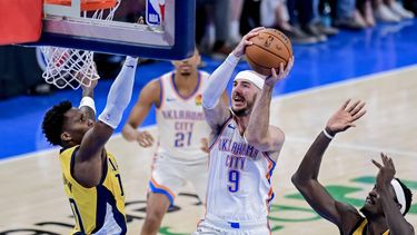 epa12159131 Oklahoma City Thunder guard Alex Caruso (C) in action against Indiana Pacers guard Bennedict Mathurin (L) and Indiana Pacers forward Pascal Siakam (R) during the second half of game one of the NBA Finals between the Indiana Pacers and the Oklahoma City Thunder in Oklahoma City, Oklahoma, USA, 05 June 2025.  EPA/MANUELA SOLDI SHUTTERSTOCK OUT
