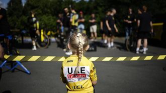 epa12211998 A young cycling fan watches the team Visma-Lease a Bike riders preparing for a training session before the start of the Tour de France cycling in Lillle Metropole, France, 03 July 2025. The Tour de France 2025 will kick-off on 05 July with the 1st stage over 184,9km in Lille Metropole.  EPA/MARTIN DIVISEK