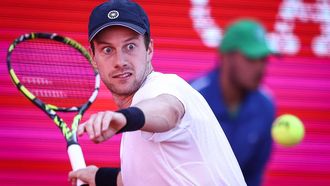 epa11259143 Botic Van De Zandschulp of Netherlands in action during his Round of 16 match against Casper Ruud of Norway at of the Estoril Open tennis tournament, in Oeiras, Portugal, 04 April 2024.  EPA/RODRIGO ANTUNES