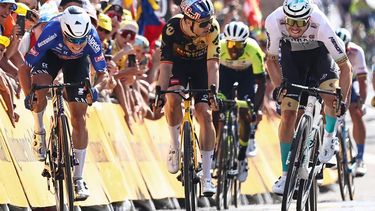 Alpecin-Deceuninck's Belgian rider Jasper Philipsen (L) sprints ahead of Jumbo-Visma's Belgian rider Wout Van Aert (C), Intermarche - Circus - Wanty's Eritrean rider Biniam Girmay (C) and Bahrain - Victorious' German rider Phil Bauhaus (R) to win the 3rd stage of the 110th edition of the Tour de France cycling race, 193,5 km between Amorebieta-Etxano in Northern Spain and Bayonne in southwestern France, on July 3, 2023. 
Anne-Christine POUJOULAT / AFP