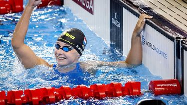 DOHA - Tes Schouten na afloop van de finale 100 school vrouwen tijdens de derde dag van het wereldkampioenschappen langebaan zwemmen. De WK was een van de mogelijkheden voor de Nederlandse zwemmers om limieten te zwemmen voor de Spelen van Parijs in 2024. ANP KOEN VAN WEEL