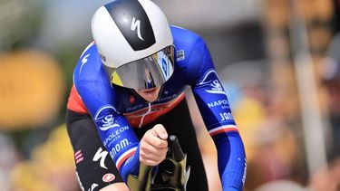 2023-07-18 14:38:37 epa10753256 French rider Remi Cavagna of team Soudal-Quick Step in action during the 16th stage of the Tour de France 2023, a 22.4kms individual time trial (ITT) from Passy to Combloux, France, 18 July 2023.  EPA/CHRISTOPHE PETIT TESSON