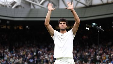 2023-07-14 18:44:02 epa10746580 Carlos Alcaraz of Spain celebrates winning against Daniil Medvedev of Russia during their Men's Singles semi final match at the Wimbledon Championships, Wimbledon, Britain, 14 July 2023.  EPA/ISABEL INFANTES   EDITORIAL USE ONLY