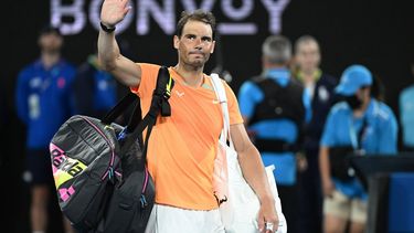 epa10412414 Rafael Nadal of Spain walks off after losing his match against Mackenzie McDonald of the USA during the 2023 Australian Open tennis tournament at Melbourne Park in Melbourne, Australia, 18 January 2023.  EPA/JAMES ROSS AUSTRALIA AND NEW ZEALAND OUT