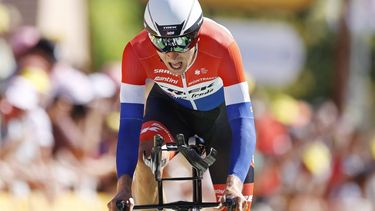 epa10088016 Dutch rider Bauke Mollema of Trek Segafredo crosses the finish line of the 20th stage of the Tour de France 2022, an individual time trial over 40.7km from Lacapelle-Marival to Rocamadour, France, 23 July 2022.  EPA/GUILLAUME HORCAJUELO