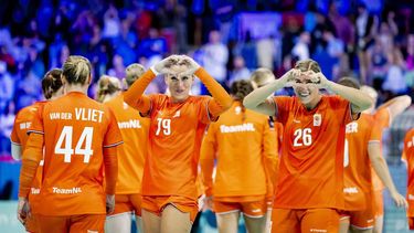 PARIJS - Handbalsters Estavana Polman en Angela Malestein reageren na afloop van de wedstrijd tegen Angola. Het olympisch handbaltoernooi voor vrouwen vindt plaats van 25 juli tot en met 10 augustus. ANP REMKO DE WAAL