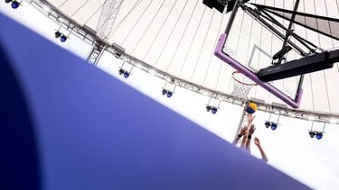 PARIJS - Basketballers van Nederland in actie tijdens 3x3-basketbal tegen Litouwen op de Olympische Spelen. ANP KOEN VAN WEEL