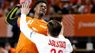 ALMERE - Reinier Taboada van Nederland in actie tegen Thomas Alfred Solstad van Noorwegen tijdens de Golden League-handbalwedstrijd Nederland - Noorwegen. De handballers bereiden zich voor op het EK. SEM VAN DER WAL / ANP