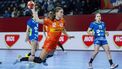 WENEN - De Nederlandse handbalster Bo van Wetering in actie tegen Slovenie tijdens de eerste wedstrijd in de hoofdronde op het EK handbal. ANP RONALD HOOGENDOORN