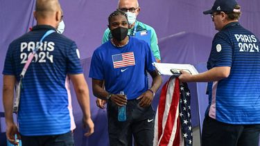US' Noah Lyles wearing a mask leaves after the men's 200m final of the athletics event at the Paris 2024 Olympic Games at Stade de France in Saint-Denis, north of Paris, on August 8, 2024. 
Jewel SAMAD / AFP