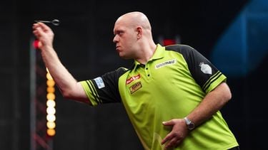 AMSTERDAM - Michael van Gerwen neemt het in de halve finales op tegen Luke Humphries tijdens de World Series Finals in Amsterdam. ANP FREEK VAN DEN BERGH
