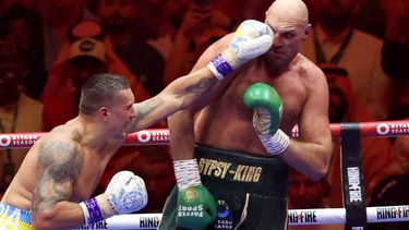 epa11351892 Tyson Fury of Britain (R) in action during his title bout for Undisputed Heavyweight Champion against Oleksandr Usyk of Ukraine, in Riyadh, Saudi Arabia, 18 May 2024.  EPA/ALI HAIDER