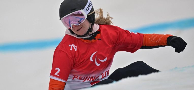 Netherland’s Lisa Bunschoten competes in the women’s banked slalom SB-LL2 on March 11, 2022 at Zhangjiakou Genting Snow Park, during the Beijing 2022 Winter Paralympic Games. 
Lillian SUWANRUMPHA / AFP