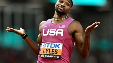 2023-08-24 20:48:02 epa10818260 Noah Lyles of the USA gestures after crossing the finish line in the Men's 200m semi final at the World Athletics Championships Budapest, Hungary, 24 August 2023.  EPA/CHRISTIAN BRUNA