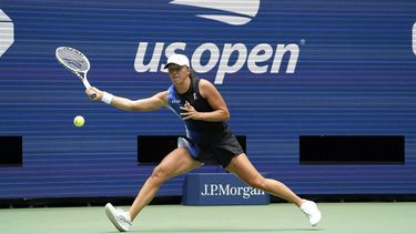 2023-08-28 17:13:11 Poland's Iga Swiatek  returns a shot against Sweden's Rebecca Peterson during the US Open tennis tournament women's singles first round match at the USTA Billie Jean King National Tennis Center in New York City, on August 28, 2023. 
TIMOTHY A. CLARY / AFP