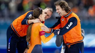 MILAAN - (l-r) Femke Kok, Gerard van Velde na afloop van de 500 meter bij het langebaanschaatsen in het Milano Speed Skating Stadium op de Olympische Winterspelen van Milaan. ROBIN VAN LONKHUIJSEN / ANP