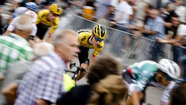 BOXMEER - Rick Pluimers (M) tijdens Daags na de Tour. Op de geblesseerde Steven Kruijswijk na nemen alle Nederlandse renners die dit jaar actief zijn waren de Tour de France deel aan het traditionele profcriterium. ANP SEM VAN DER WAL