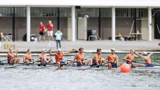 AMSTERDAM - Linn van Aanholt, Nika Johanna Vos, Ymkje Clevering, Gert-Jan van Doorn, Leonard van Lierop, Eli Brouwer, Rik Rienks, Tinka Offereins en Richelle Rietdijk vieren de tweede plaats na de finale voor het onderdeel mix acht op de zevende dag van de wereldkampioenschappen roeien op de Bosbaan in het Amsterdamse Bos. IRIS VAN DEN BROEK / ANP