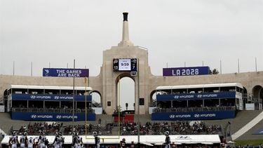 epa06211433 The cauldron at the Los Angeles Memorial Coliseum is lit to honor the announcement that Los Angeles will host the 2028 Olympic Games in Los Angeles, California, USA, 17 September 2017. The LA Coliseum is the only stadium to host two summer Olympics, one in 1932 and again in 1984.  EPA/PAUL BUCK